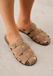 Ciemnobeżowe Klapki Gladiatorki z Ozdobną Sprzączką Lusanatia. Brązowe klapki Renee, bez wzorów, bez obcasa, na płaskiej podeszwie. Za 79.99 zł.