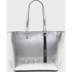 Calvin Klein - Torebka. Szare shopper Calvin Klein, bez wzorów, ze skóry ekologicznej, casualowe, na ramię, duże, bez dodatków. W wyprzedaży za 399.90 zł.