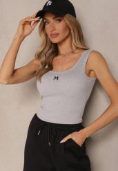 Szary Top Prążkowany z Usztywnianymi Miseczkami Ozdobiony Literą Nevoliene. Szare topy Renee, l, z aplikacjami, z jeansu, bez kołnierzyka, bez ramiączek. Za 39.99 zł.