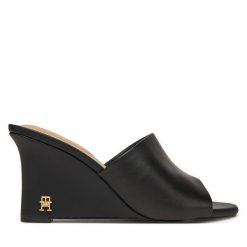 Klapki Tommy Hilfiger. Czarne klapki TOMMY HILFIGER, bez wzorów, bez obcasa. Za 379.99 zł.