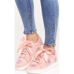 Różowe Buty Sportowe Sateen. Czerwone obuwie sportowe Born2be, z satyny, bez zapięcia. Za 49.99 zł.