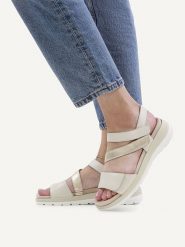 Caprice Skórzane sandały w kolorze kremowym rozmiar: 37. Brązowe sandały Caprice, bez wzorów, klasyczne, z otwartym noskiem, bez obcasa, bez zapięcia. Za 188.85 zł.