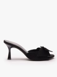 Czarne klapki z kokardą. Czarne klapki Ryłko, bez wzorów, z gumy, z okrągłym noskiem, bez obcasa, na obcasie. Za 349.99 zł.