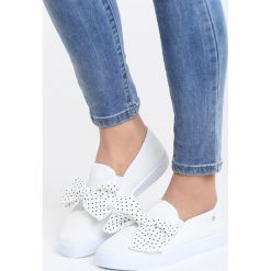 Białe Slip On Trip to Mars. Białe trampki Born2be, bez wzorów, z materiału, bez zapięcia. Za 39.99 zł.