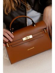 Mia Tomazzi Torebka "Tazzoli" w kolorze jasnobrązowym - 27 x 19 x 11 cm rozmiar: onesize. Brązowe torby na ramię Mia Tomazzi, bez wzorów, z materiału, przez ramię, bez dodatków. Za 369.99 zł.