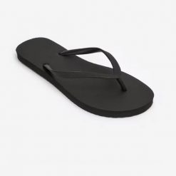 Japonki damskie Decathlon 100. Czarne klapki DECATHLON, bez wzorów, bez obcasa. Za 12.99 zł.