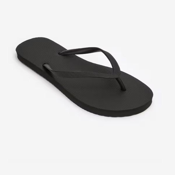 Japonki damskie Decathlon 100. Czarne klapki DECATHLON, bez wzorów, bez obcasa. Za 12.99 zł.