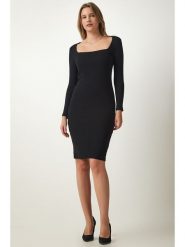 Happiness Istanbul Sukienka w kolorze czarnym rozmiar: S/M. Czarne sukienki Happiness Istanbul, m, bez wzorów, bez kołnierzyka, bez ramiączek, midi. Za 39.99 zł.