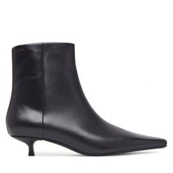 Botki Calvin Klein. Brązowe botki Calvin Klein, bez wzorów, bez obcasa, na szpilce, bez zapięcia. Za 799.99 zł.