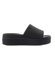 Crocs Klapki "Brooklyn" w kolorze czarnym rozmiar: 36/37. Czarne klapki Crocs, bez wzorów, z otwartym noskiem, bez obcasa, na platformie. Za 105.88 zł.