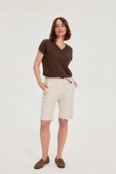 Bawełniane szorty beżowe. Brązowe szorty MOODO, bez wzorów, z bawełny. Za 109.99 zł.