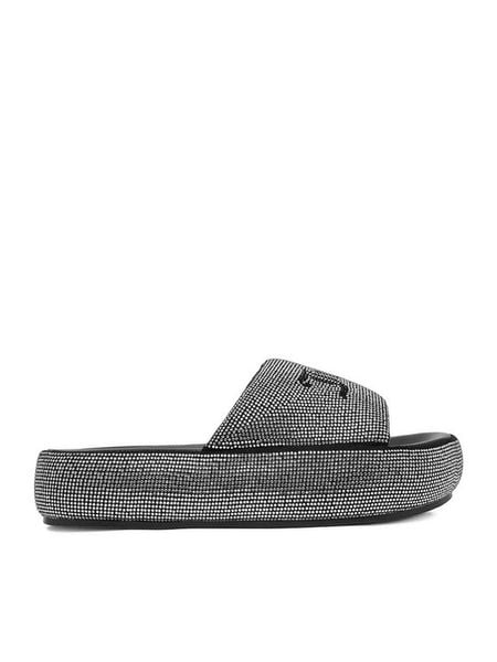 Juicy Couture Klapki CEO-WSS21515-04 Czarny. Czarne klapki Juicy Couture, bez wzorów, z materiału, bez obcasa. Za 249.99 zł.