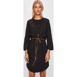 Jacqueline de Yong - Sukienka. Czarne sukienki Jacqueline de Yong, na co dzień, l, bez wzorów, z bawełny, casualowe, bez kołnierzyka, bez ramiączek, proste. Za 89.90 zł.