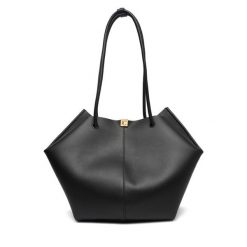 Torebka Coccinelle. Czarne torebki klasyczne Coccinelle, bez wzorów, bez dodatków. Za 1,439.00 zł.