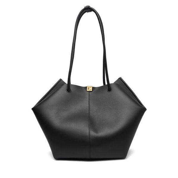 Torebka Coccinelle. Czarne torebki klasyczne Coccinelle, bez wzorów, bez dodatków. Za 1,439.00 zł.