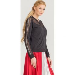 BLUZA KELLY Guess. Czarne bluzy Guess, l, z aplikacjami, z koronki, bez kaptura. Za 399.00 zł.