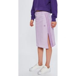 Adidas Originals - Spódnica. Fioletowe spódnice Adidas Originals, na co dzień, bez wzorów, z bawełny, midi, proste. W wyprzedaży za 139.90 zł.