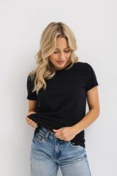T-SHIRT INGA CZARNY Z HAFTEM M - Flawless. Czarne koszulki sportowe Flawless, bez wzorów, z bawełny, bez ramiączek. Za 219.00 zł.