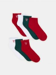 Prążkowane skarpetki z motywem świątecznym 7 pack - wielobarwny. Skarpety Sinsay, bez wzorów, prążkowane. Za 22.99 zł.