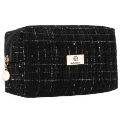 Czarna, pojemna kosmetyczka damska wykonana z materiału syntetycznego, zamykana suwakiem - Rovicky. Czarne kufry i kosmetyczki ROVICKY, bez wzorów, z syntetyku, bez dodatków. Za 29.99 zł.