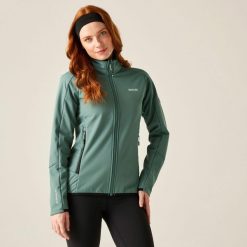 Kurtka damska softshell wodoodporny Moutdale. Zielone kurtki sportowe Regatta, bez wzorów, z materiału, bez kaptura, trekkingowe. Za 399.99 zł.