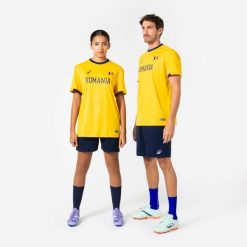 Koszulka piłkarska dla kibiców Rumunia 2026. Brązowe bluzki KIPSTA, xl, bez wzorów, z materiału, sportowe, bez kołnierzyka, bez ramiączek. Za 44.99 zł.