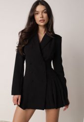 Czarna Sukienka o Kroju Marynarki VICES z Poduszkami w Ramionach Serlina. Czarne sukienki Born2be, na co dzień, l, bez wzorów, eleganckie, bez kołnierzyka, bez ramiączek, mini, kopertowe. Za 239.99 zł.