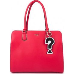 Guess torebka HWVG68 76090 różowa. Czerwone torebki klasyczne Guess, z aplikacjami, bez dodatków. W wyprzedaży za 463.00 zł.