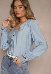 Jasnoniebieska Koszula Ozdobiona Ażurowym Wzorem Erivora. Niebieskie koszule Renee, l, z aplikacjami, z jeansu, eleganckie, bez kołnierzyka, bez ramiączek. Za 99.99 zł.