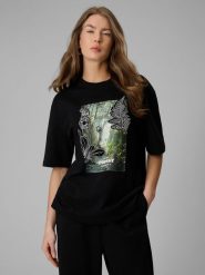 4F T-shirt loose z nadrukiem damski - czarny M. Czarne t-shirty 4f, m, bez wzorów, z bawełny, bez kołnierzyka, bez ramiączek. Za 79.99 zł.