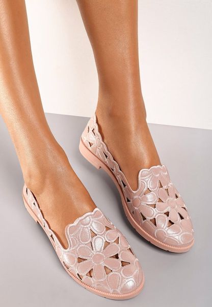 Różowe Balerinki Telemeni. Czerwone baleriny Born2be, w ażurowe wzory, z okrągłym noskiem, przed kostkę, bez obcasa, na płaskiej podeszwie. Za 59.99 zł.