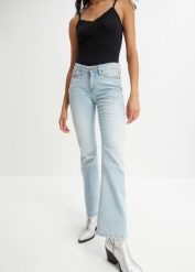 Jeansy ze stretchem o kroju bootcut, mid waist. Niebieskie jeansy bonprix, bez wzorów. Za 134.99 zł.