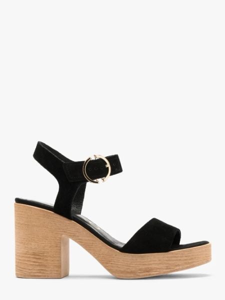 Czarne welurowe sandały na masywnej platformie. Czarne sandały Ryłko, bez wzorów, ze skóry, bez obcasa, na słupku, bez zapięcia. W wyprzedaży za 229.99 zł.