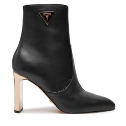 Botki Guess. Czarne botki Guess, z aplikacjami, bez obcasa, na słupku, bez zapięcia. Za 999.99 zł.