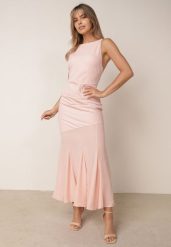 Różowa Elegancka Sukienka z Łączonych Materiałów z Odkrytymi Plecami i Falbankami Kalice. Czerwone sukienki Born2be, na co dzień, l, bez wzorów, z materiału, eleganckie, bez kołnierzyka, bez ramiączek, maxi, kopertowe. Za 249.99 zł.