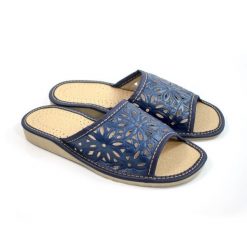 Kapcie klapki damskie R.37 ażurowe wygodne lekkie profilowane KD-02-DB-37. Niebieskie obuwie domowe w ażurowe wzory, z lakierowanej skóry, bez zapięcia. Za 23.37 zł.