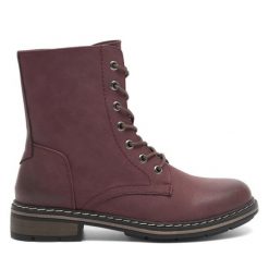 Botki Clara Barson. Czerwone botki Clara Barson, bez wzorów, bez obcasa, na płaskiej podeszwie, bez zapięcia. Za 129.99 zł.