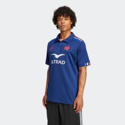 Koszulka do rugby replika ADIDAS Francuska Reprezentacja XV de France 24/25. Niebieskie bluzki Adidas, l, bez wzorów, z materiału, sportowe, bez kołnierzyka, bez ramiączek. Za 399.99 zł.
