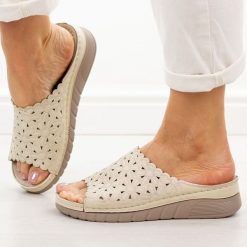 Beżowe klapki damskie Vinceza 85207. Brązowe klapki VINCEZA, bez wzorów, z jeansu, bez obcasa. Za 139.00 zł.