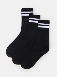 Prązkowane skarpetki 3 pack - czarny. Czarne skarpety Sinsay, bez wzorów, prążkowane. Za 15.99 zł.