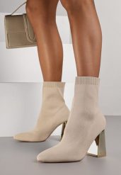 Ciemnobeżowe Skarpetkowe Botki VICES na Słupku w Eleganckim Stylu Rarana. Brązowe botki Renee, bez wzorów, bez obcasa, na obcasie, bez zapięcia. Za 139.99 zł.