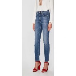 Silvian Heach - Jeansy Kaia. Niebieskie jeansy Silvian Heach, s, bez wzorów, z podwyższonym stanem. W wyprzedaży za 299.90 zł.