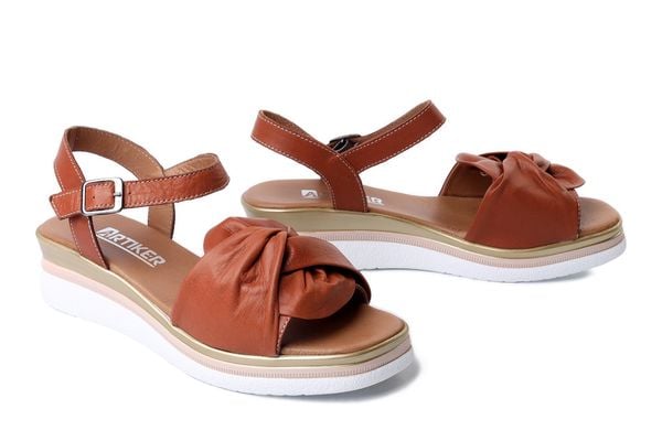 Artiker Relaks 58C3195 brązowy, sandały damskie. Brązowe sandały Artiker Relaks, bez wzorów, ze skóry, bez obcasa, na koturnie, bez zapięcia. Za 143.94 zł.