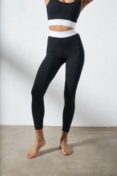 Legginsy do jogi Moonholi Basic z długimi nogawkami. Czarne legginsy MOONHOLI, s, bez wzorów, z elastanu, na fitness i siłownię. Za 299.00 zł.
