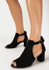 Czarne Sandały Peep Toe na Słupku z Perforacją i Wycięciami Daisee. Czarne sandały Born2be, bez wzorów, z otwartym noskiem, bez obcasa, na obcasie, bez zapięcia. W wyprzedaży za 112.49 zł.