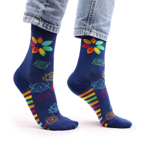 Skarpetki bambusowe Hop Hare - Tęczowe czakry. Niebieskie skarpety HAPPY HOP, bez wzorów, z elastanu. Za 29.99 zł.
