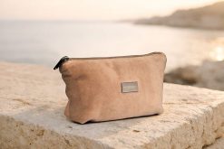 Welurowa kosmetyczka damska beż - Dr Ambroziak Laboratorium. Kufry i kosmetyczki Dr Ambroziak, bez wzorów, z weluru, bez dodatków. Za 90.00 zł.