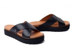 PIAZZA 900181-01 schwarz, klapki damskie. Czarne klapki Piazza, bez wzorów, ze skóry, bez obcasa. Za 254.92 zł.