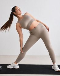Damskie legginsy bezszwowe, prążkowane, wysoki stan, squat proof ciemna glina. Brązowe legginsy AIM'N, s, bez wzorów, z dzianiny, z podwyższonym stanem. Za 254.00 zł.
