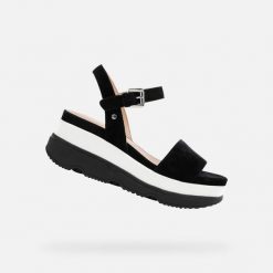 Sandały damskie Geox Gardenia. Czarne sandały Geox, bez wzorów, bez obcasa, bez zapięcia. Za 453.00 zł.